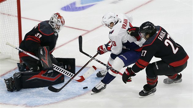 Glman Caroliny Scott Darling zasahuje proti stele Jakuba Vrny z Washingtonu.