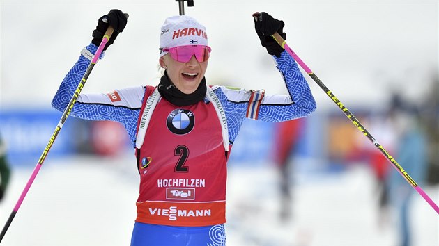 Finsk biatlonistka Kaisa Mkrinenov slav triumf ve sthacm zvodu v Hochfilzenu.