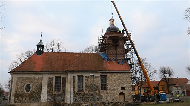 Instalace nov bn na v leneickho kostela