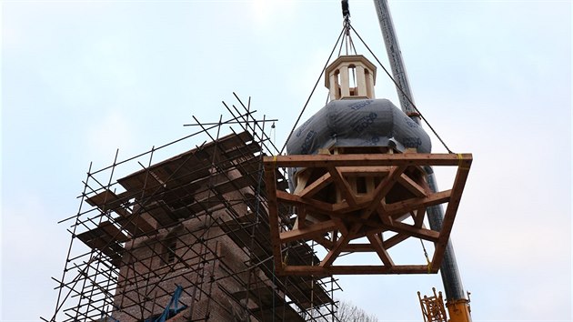 Instalace nové báně na věž lenešického kostela