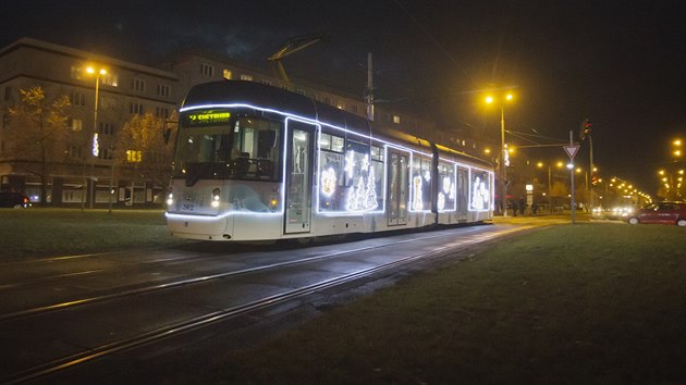 Lid se mohou svzt vnon tramvaj. Po Plzni bude jezdit a do nedle 6. ledna. (7. 12. 2018)