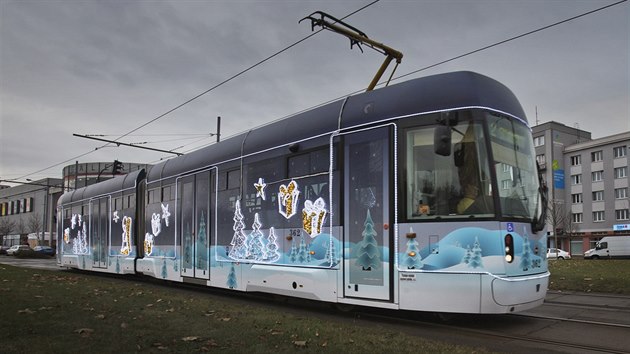 Lid se mohou svzt vnon tramvaj. Po Plzni bude jezdit a do nedle 6. ledna. (7. 12. 2018)
