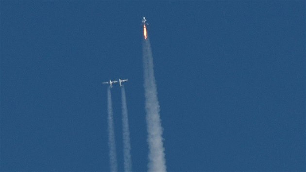 Oddělení lodí SpaceShipTwo (VSS Unity) od  nosiče Virgin Mothership Eve před cestou k hranicím vesmíru.