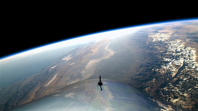 Pohled z lodi SpaceShipTwo (VSS Unity)při letu k hranicím vesmíru.