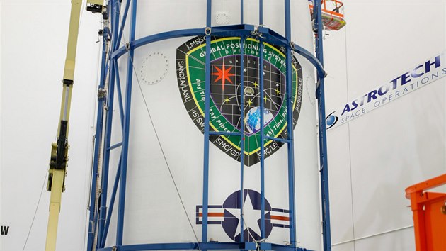 Satelit nov generace GPS 3 zapouzden a pipraven pro start na vrcholu rakety Falcon 9