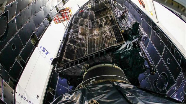 Satelit nov generace GPS 3 ped zapouzdenm a ppravou pro start na vrcholu rakety Falcon 9