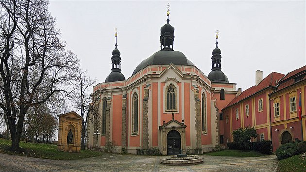 Kostel Nanebevzetí Panny Marie a svatého Karla Velikého na Karlově se stavěl od roku 1351.