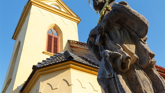 Do těsné blízkosti kostela byla v roce 2016 umístěna opravená socha sv. Jana Nepomuckého, která byla 16. května 2017 slavnostně vysvěcena.