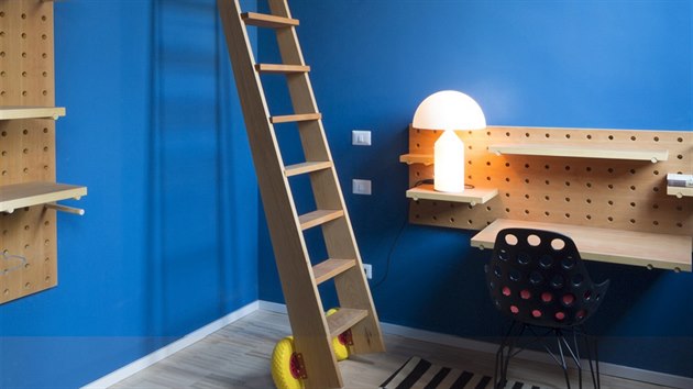 V pracovn�, kuchyni a ob�vac�m pokoji se uplatnil syst�m d�ev�n� st�ny s nastaviteln�mi poli�kami. 