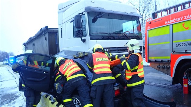 Vyprošťování muže z havarovaného BMW. Osmnáctiletý řidič po střetu s nákladním autem zemřel. (11. prosince 2018)