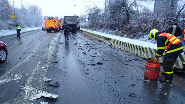 Osmnáctiletý řidič po střetu s nákladním autem v Havířově zemřel. (11. prosince 2018)