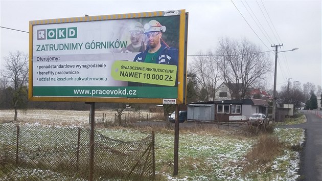 Billboardy v poltin lákají horníky na náborový píspvek i dalí benefity.