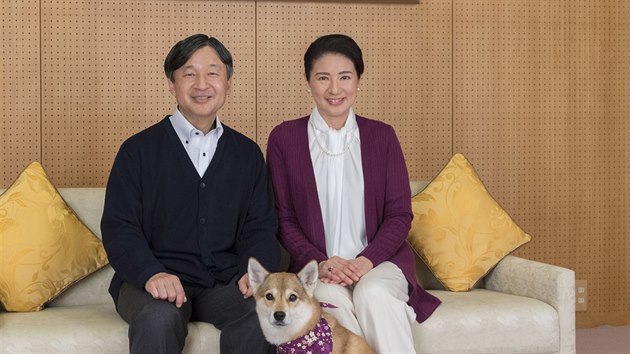 Japonský korunní princ Naruhito, korunní princezna Masako a jejich pejsek Yuri (Tokio, 4. prosince 2018)