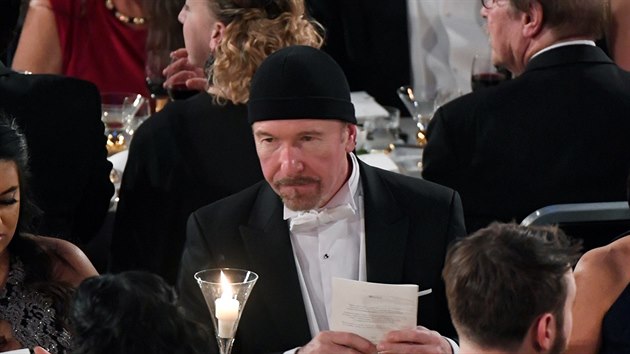 Kytarista kapely U2 David Howell Evans zvan� The Edge na banketu u p��le�itosti ud�len� Nobelov�ch cen (Stockholm, 10. prosince 2018)