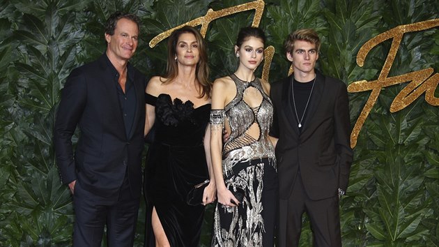 Rande Gerber, Cindy Crawfordov a jejich dti Kaia a Presley na The Fashion Awards 2018 (Londn, 10. prosince 2018)