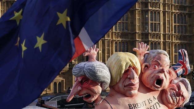 Ped britskm parlamentem se seli odprci brexitu. (12. prosince 2018)