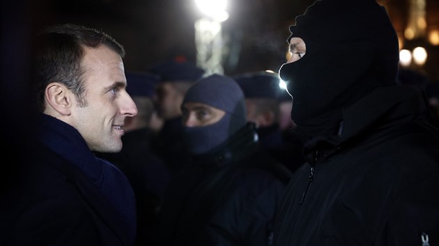 Francouzsk prezident Emmanuel Macron se setkal s policisty, kte hldkuj ve trasburku po teroristickm toku. (14. prosince 2018)