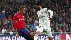 Elegantní záloník Realu Madrid Isco (vpravo) se snaí obelstít Rodriga...