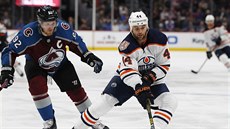 Gabriel Landeskog z Colorada (vlevo) sleduje Zacka Kassiana z Edmontonu.