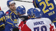 Channel One Cup: potyka v duelu eských a védských hokejist.