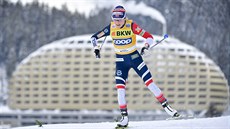 Therese Johaugová si jede pro triumf na desetikilometrové trati v Davosu.