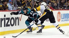 Ond�ej Ka�e (vlevo) z Anaheimu se �ene do útoku v duelu proti Pittsburghu.