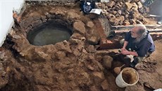 Archeolog Jií Klsák odkrývá pozstatky hradební zdi pvodního sokolovského...