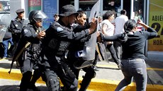 Nikaragujská policie vyhání novináe od policejní stanice ve mst Managua, kde...