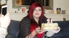 Annie McManisová s narozeninovým dortem