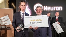 Předávání cen pro vědce od NF Neuron. Tomáš Mikolov (vlevo), získal ocenění za...