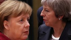 Britská premiérka Theresa Mayová (vpravo) a německá kancléřka Angela Merkelová...