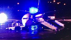 Letadlo, v němž letuška našla na WC papírek s nakreslenou bombou, na ruzyňském...