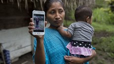 Dívčina matka Claudia Maquinová ukazuje na mobilu snímek své dcery. (15....