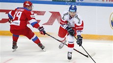 Rus Nikita Něstěrov (vlevo) brání Petra Zámorského během utkání turnaje Channel...