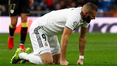 Útoník Realu Madrid Karim Benzema je natvaný po nepromnné anci v utkání...