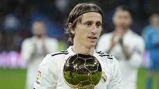 Záloník Realu Madrid Luka Modri ukazuje fanoukm Zlatý mí ped zápasem...