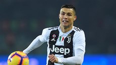 Cristiano Ronaldo z Juventusu sprintuje za míčem v utkání proti FC Turín.