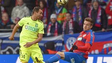 Jan Moravec z Karviné (vlevo) hlavi�kuje p�ed Janem Kopicem z Plzn�.