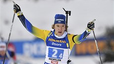Švéd Sebastian Samuelsson se raduje z vítězství ve štafetách v rakouském...