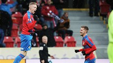 Plzeňský Roman Procházka (vlevo) se raduje ze svého gólu v utkání proti Karviné.