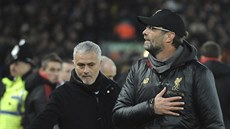 Trenér Liverpoolu Jürgen Klopp (vpravo) a trenér Manchesteru United José...