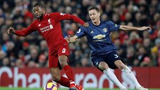 Georginio Wijnaldum z Liverpoolu (vlevo) uniká s balonem, pronásleduje ho...