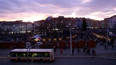 Námstí v Jihlav a Tebíi dnes oijí vánoními trhy. A pro pítí dny je zde...