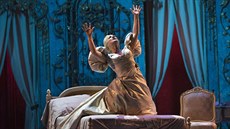 Diana Damrau jako Violetta v inscenaci Verdiho La traviaty v Metropolitní opee