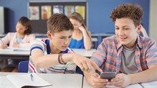 Žáci s mobilem ve třídě