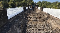 Nejprve bylo nutno odt�it p�vodní zásypy.