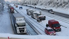 erstvý sníh zpsobil kolaps dopravy na 103. kilometru dálnice D1 u Vtrného...