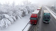 erstvý sníh zpsobil kolaps dopravy na 90. kilometru dálnice D1 u Humpolce....