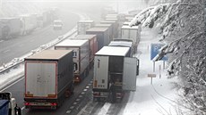 Čerstvý sníh způsobil kolaps dopravy na 90. kilometru dálnice D1 u Humpolce.... | na serveru Lidovky.cz | aktuální zprávy