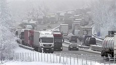 Odstavené kamiony blokovaly dálnici D1 poblíž obce Jiřice mezi Humpolcem a...